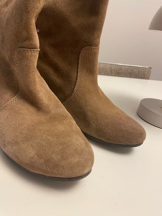 Botines serraje FOSCO tachuelas marrón y dorado.