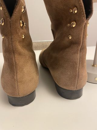 Botines serraje FOSCO tachuelas marrón y dorado.