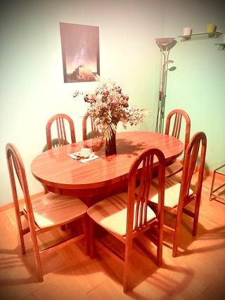 Mesa extensible y 6 sillas de madera