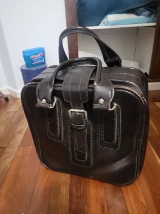 Maleta negra de cuero