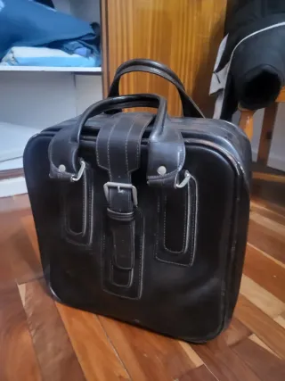 Maleta negra de cuero