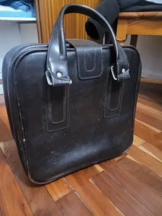 Maleta negra de cuero