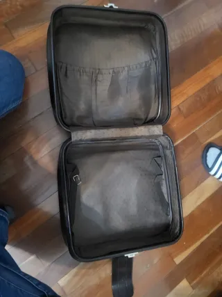 Maleta negra de cuero