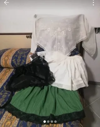 Traje regional verde y blanco