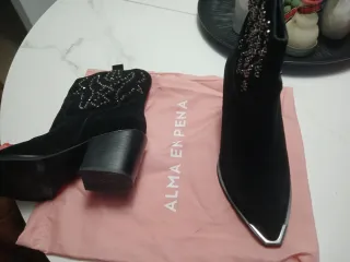 Botines Alma en Pena Negros con Tachuelas