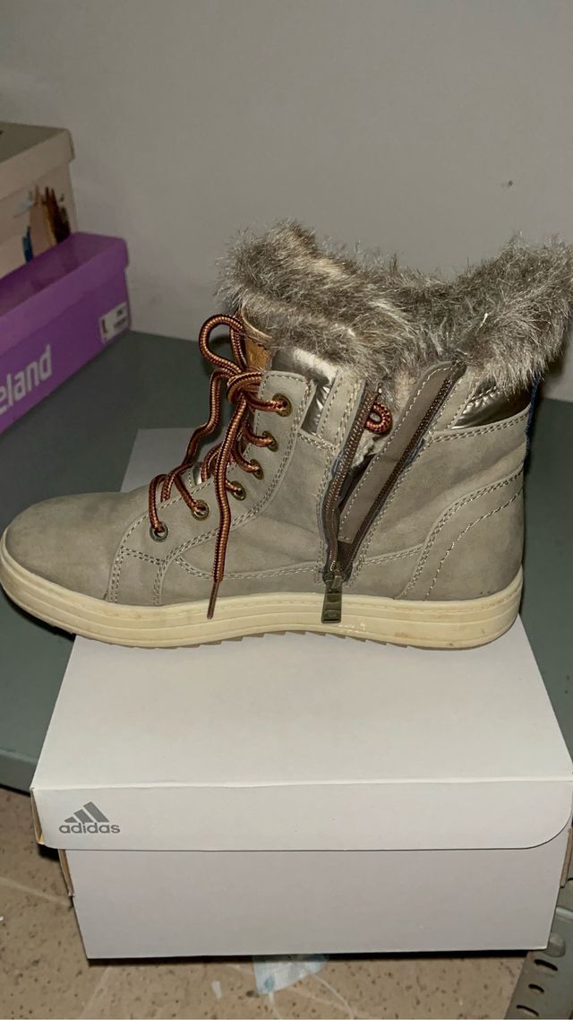 Botas beige y plateadas con pelo