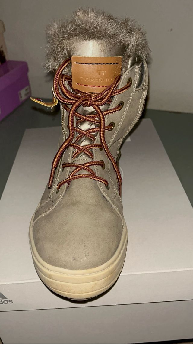 Botas beige y plateadas con pelo