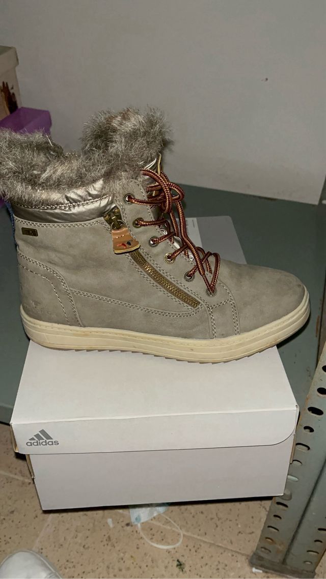 Botas beige y plateadas con pelo
