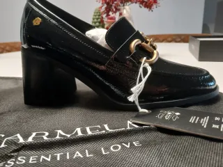 Mocasines Carmela Negros Charol Tacón