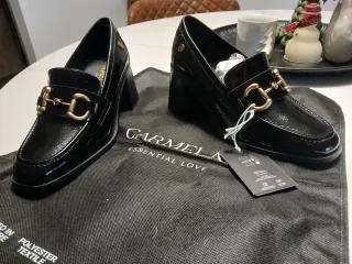 Mocasines Carmela Negros Charol Tacón