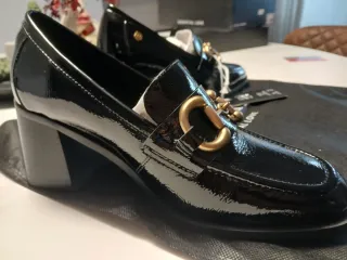 Mocasines Carmela Negros Charol Tacón