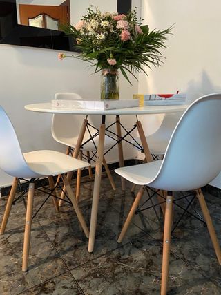 Mesa redonda y 4 sillas