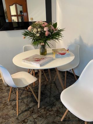 Mesa redonda y 4 sillas