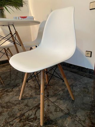 Mesa redonda y 4 sillas