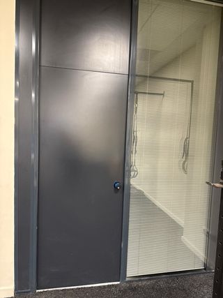 Puerta y mampara de oficina