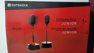 Saco de boxeo junior con guantes