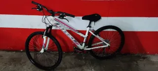 Bicicleta Mountain Bike Blanca y Rosa