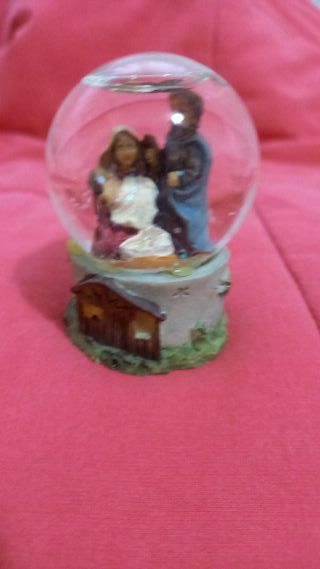 Sfera Sacra Famiglia con neve