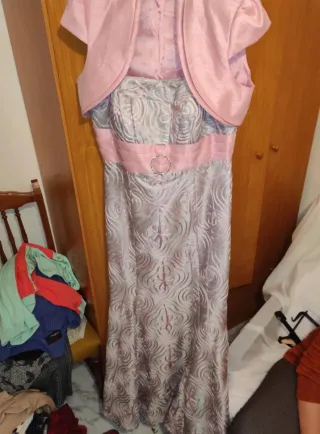 Vestido de fiesta gris y rosa con chaqueta