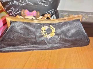 Bolso de fiesta azul con detalles dorados