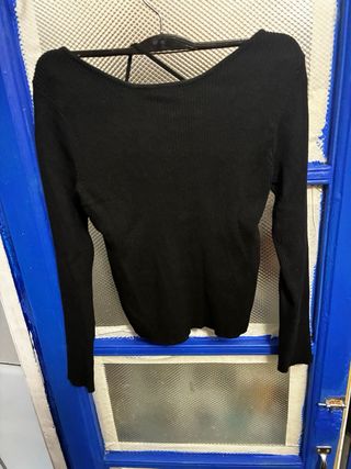Blusa negra manga larga espalda cruzada