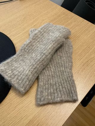 Guantes de lana tejidos beige y grises