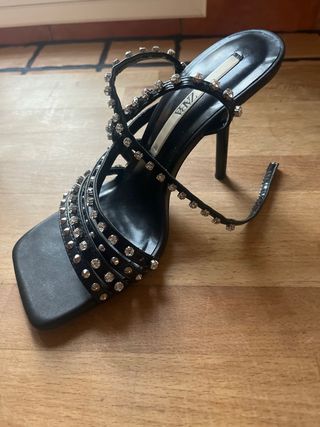 Sandalias Zara tacón pedrería negras talla 36