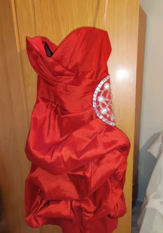 Vestido de fiesta rojo con pedrería