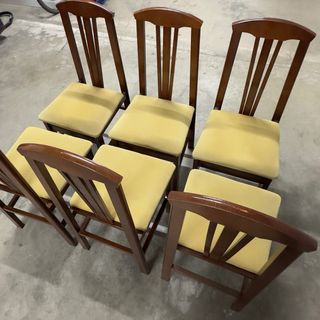 Sillas de comedor tapizadas de madera.