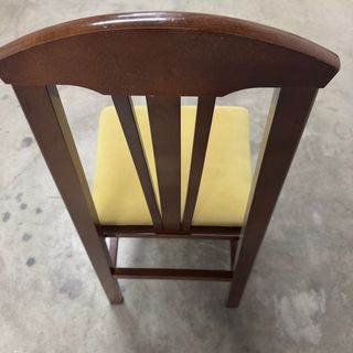 Sillas de comedor tapizadas de madera.