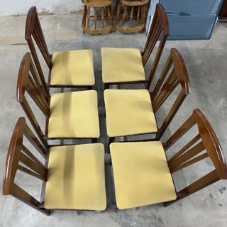 Sillas de comedor tapizadas de madera.