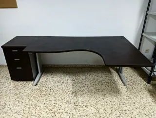 Mesa de despacho marrón con cajonera