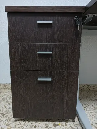 Mesa de despacho marrón con cajonera