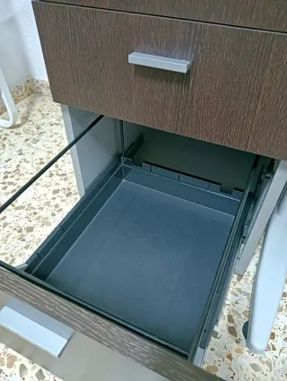 Mesa de despacho marrón con cajonera