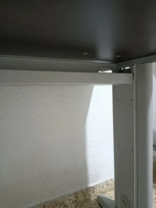 Mesa de despacho marrón con cajonera