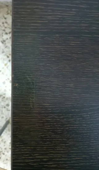 Mesa de despacho marrón con cajonera