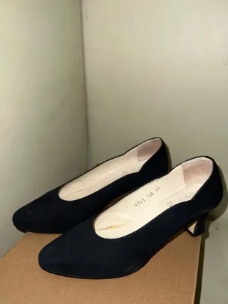 Zapatos de tacón negros ante mujer