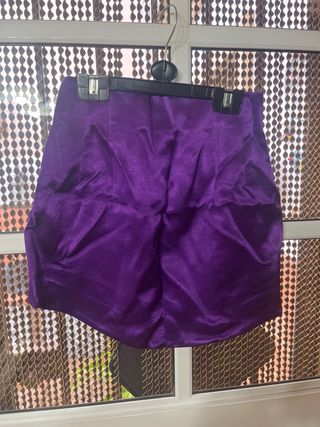 Falda corta morada satinada, 38 cm de largo