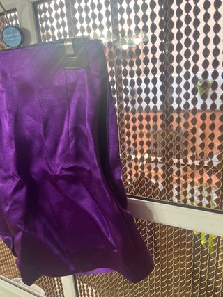 Falda corta morada satinada, 38 cm de largo