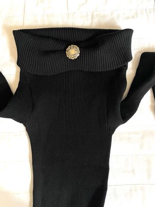 Tubino nero elegante con bottone gioiello