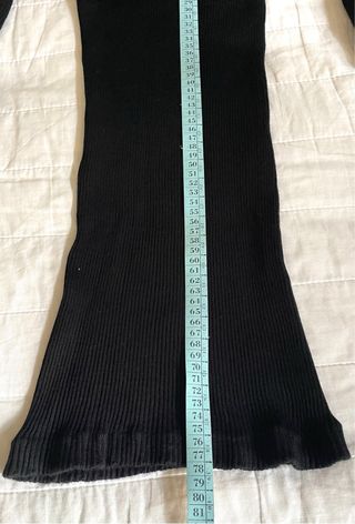 Tubino nero elegante con bottone gioiello