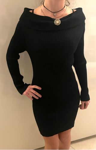 Tubino nero elegante con bottone gioiello