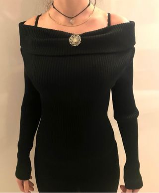 Tubino nero elegante con bottone gioiello