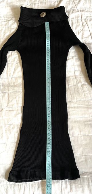 Tubino nero elegante con bottone gioiello