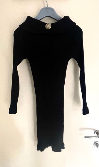 Tubino nero elegante con bottone gioiello