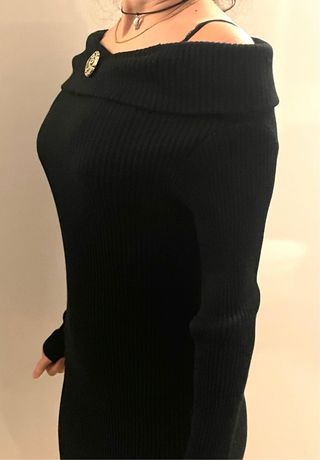 Tubino nero elegante con bottone gioiello