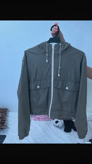 Chaqueta impermeable verde oliva