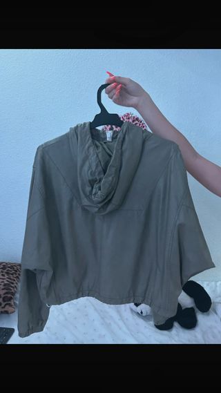 Chaqueta impermeable verde oliva