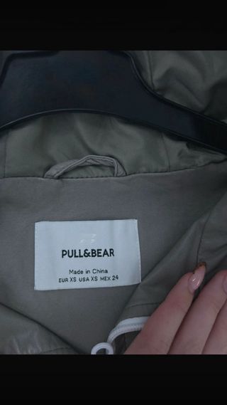 Chaqueta impermeable verde oliva