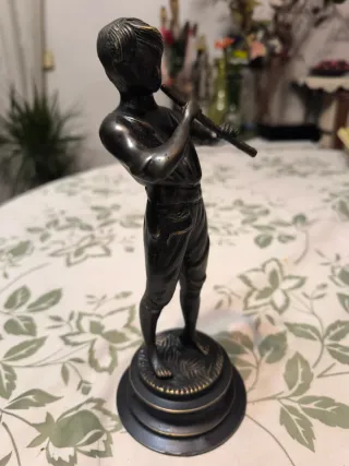 Joven Flautista, figura de bronce